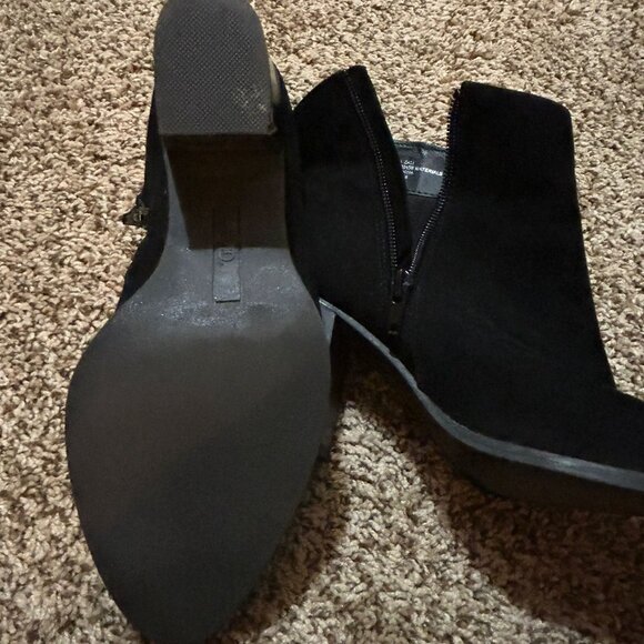 Shoes - Picture 2 of 4